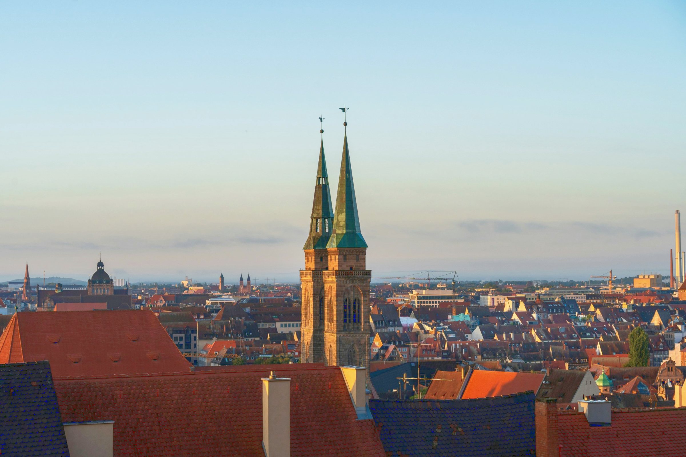 Blick über die Dächer der Nürnberger Altstadt im Morgenlicht
