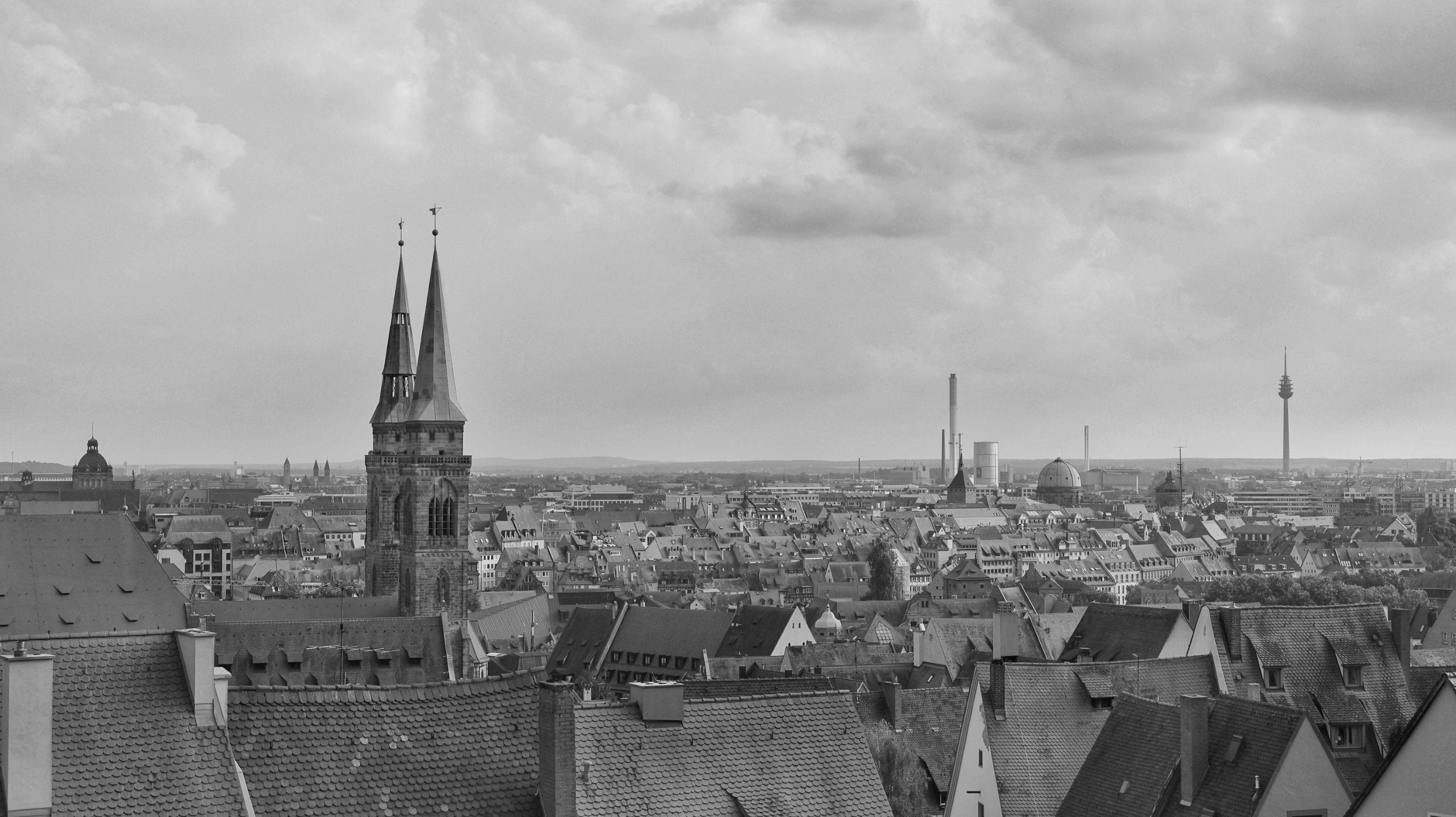 Blick über die Dächer der Nürnberger Altstadt bis zum Fernmeldeturm