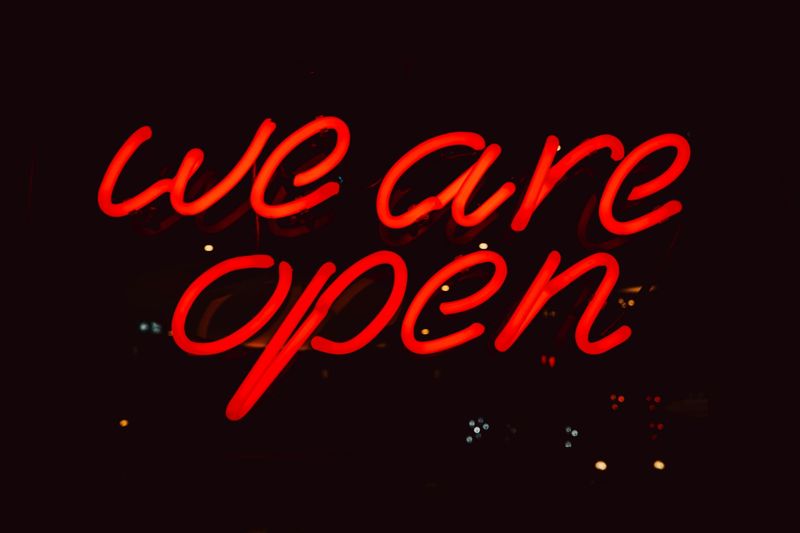 Leuchtschrift „we are open“