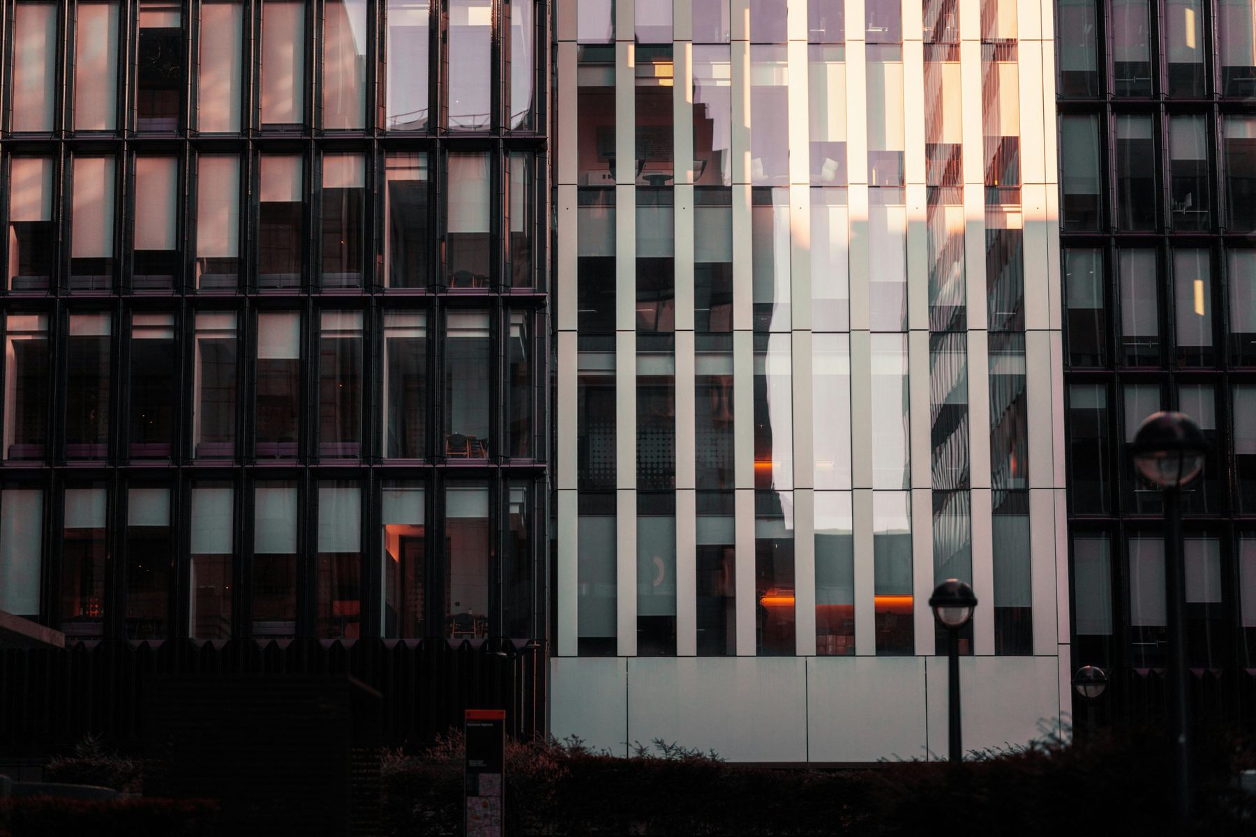 Bürogebäude mit Glasfassade im Abendlicht